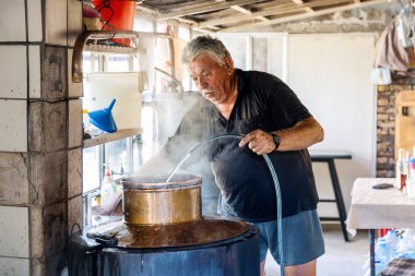 Damıtma Malzemeleri Atölyesindeki Yaşlı Adam