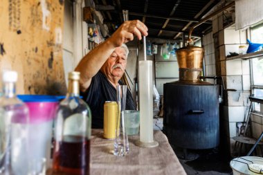 Brendi yapmak için geleneksel ev yapımı içki imalathanesi