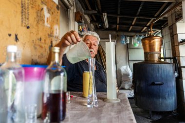 Brendi yapmak için geleneksel ev yapımı içki imalathanesi