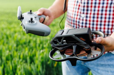 Uzaktan kumandalı çiftçi yeşil bir alanda uçmaya hazır bekliyor.