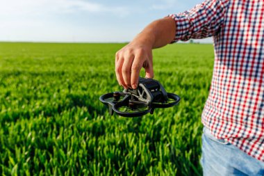 Çiftçi hassas tarımda akıllı çiftçilik için drone kullanıyor