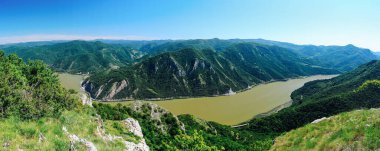 Tuna geçitlerinin nefes kesici manzarası, Romanya ve Sırbistan arasındaki doğal bir sınır, görkemli dağları ve dolambaçlı Tuna Nehri 'ni gözler önüne seriyor.