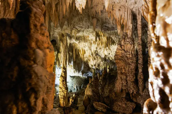 Aydınlatılmış mağara, nefes kesici sarkıt ve dikit oluşumları sergiliyor.