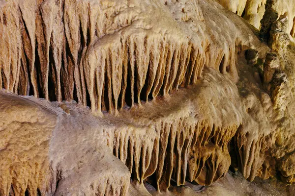 Akıntı taşları ve sarkıtlar bir mağarada çarpıcı şekiller oluşturarak doğanın sanatını gözler önüne seriyorlar.