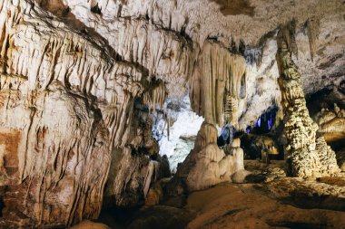 Tavandan ve yerden büyüyen sarkıt ve dikitlerin güzel mağara oluşumları çarpıcı bir yeraltı manzarası yaratıyor.