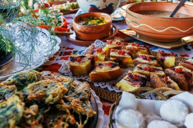 Geleneksel Romen yemekleri, çeşitli yemek ve tatlıların sergilendiği festival etkinliklerinde masada sergileniyor