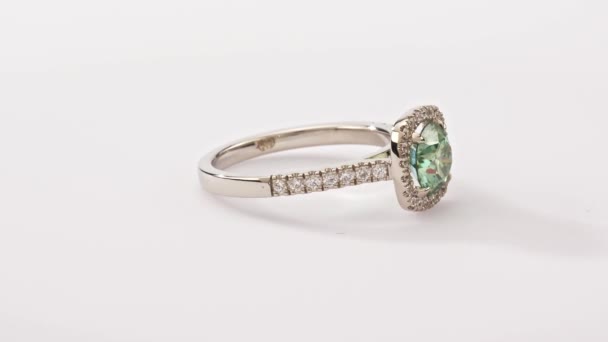 Gold Engagement Emerald Ring White Background — Stockvideo
