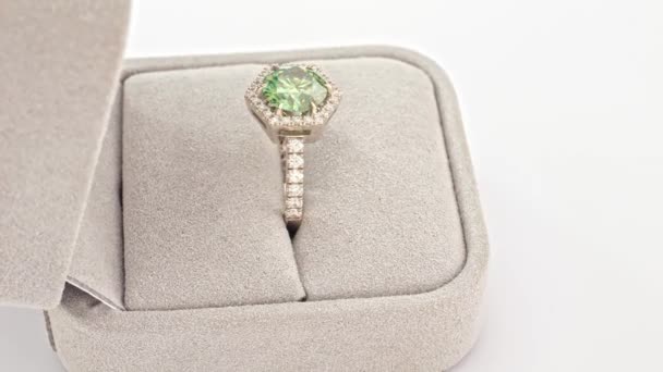 Emerald Ring Jewelry Box — Vídeo de Stock