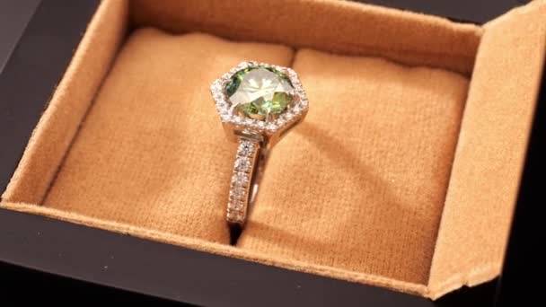 Big Carats Emerald Ring Diamonds — Stock videók