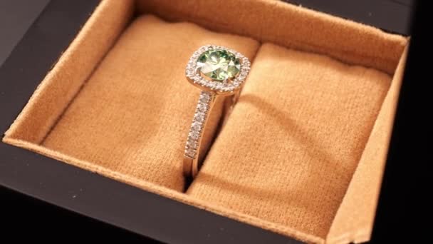 Σμαραγδένιο Δαχτυλίδι Διαμάντια Φωτοστέφανο — Αρχείο Βίντεο