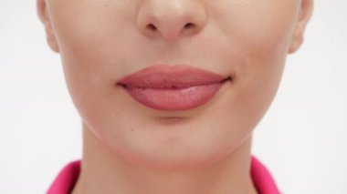 Güzel rujlu bir kadın