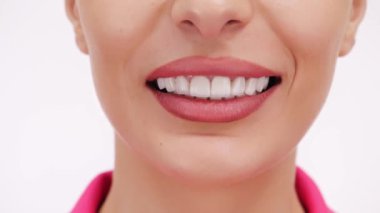 Beyaz arka planda güzel dudakları olan bir kadın, yakın plan.