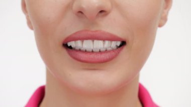 Gülümseyen ve dişlerini gösteren kadın, kapat.