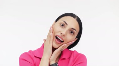 Genç bir kadın bağırıyor ve çığlık atıyor.