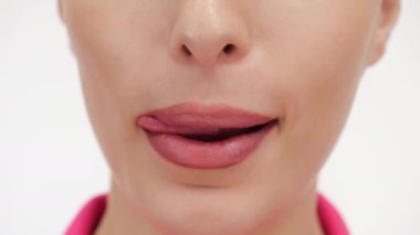 Gülümseyen, üfleyerek öpen ve dille yalayan kız