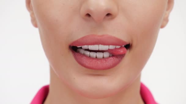 Mädchen Lächeln Küsse Blasen Und Mit Der Zunge Lecken — Stockvideo