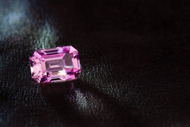 Pembe Safir Taşı Karanlık Arkaplanda