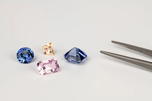 Gemstones Sapphire Warna Warni Latar Belakang Putih — Stok Foto