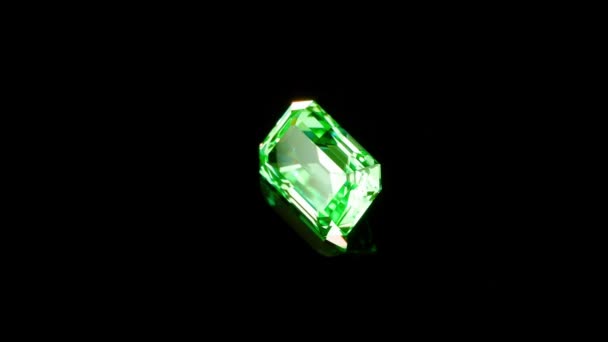 Preciosa Piedra Verde Esmeralda Sobre Fondo Negro — Vídeo de stock