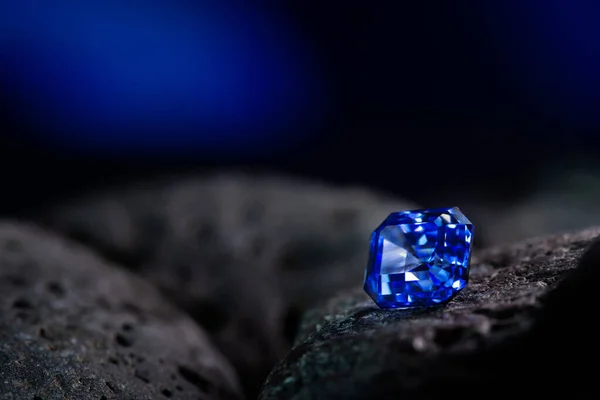 Precious Blue Sapphire Gemstone Ciemnym Tle — Zdjęcie stockowe