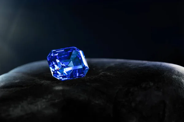 Precious Blue Sapphire Gemstone Ciemnym Tle — Zdjęcie stockowe