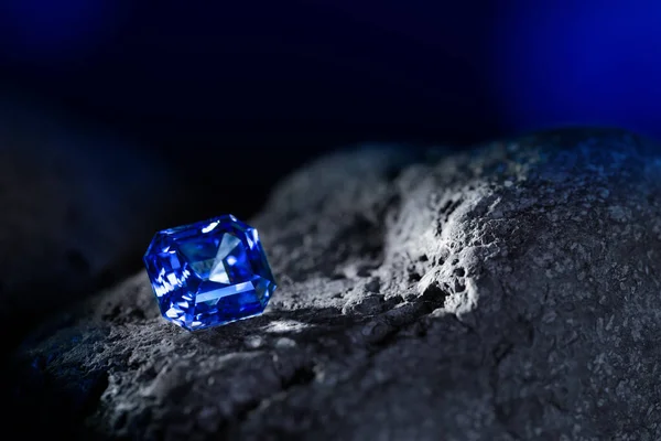 Pedra Preciosa Safira Azul Fundo Escuro — Fotografia de Stock