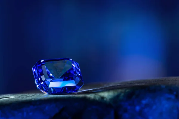 Pedra Preciosa Safira Azul Fundo Escuro — Fotografia de Stock