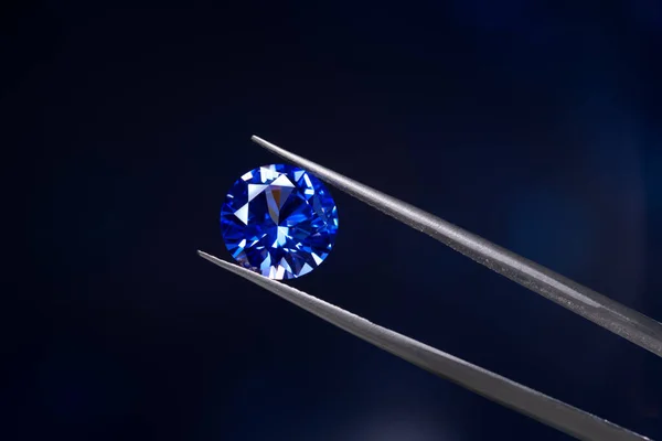 Gemstone Blue Sapphire Yang Berharga Latar Belakang Gelap — Stok Foto