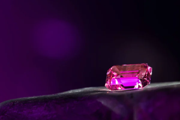 Cenny Różowy Szafir Gemstone Ciemnym Tle — Zdjęcie stockowe