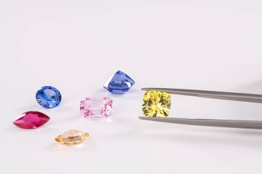 Renkli Değerli Safir Taşları