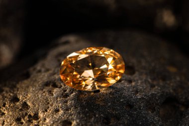 Doğal Taş Üzerine Sarı Safir