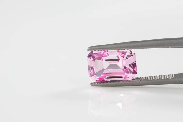 ジュエリーピンセットでピンクの貴重なサファイヤ宝石 — ストック写真