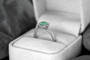 Mavi elmaslı platin bir yüzük.