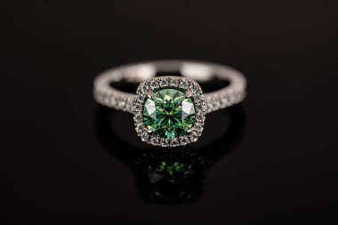 Değerli mavi değerli taşlı, beyaz altın lüks yüzük.