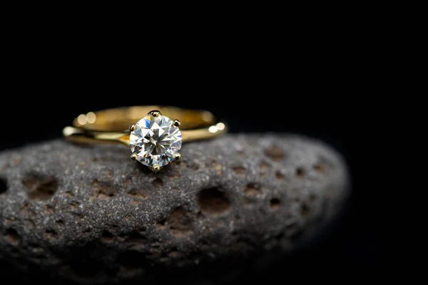 Złoty Pierścień Solitaire Okrągłym Diamentem — Zdjęcie stockowe