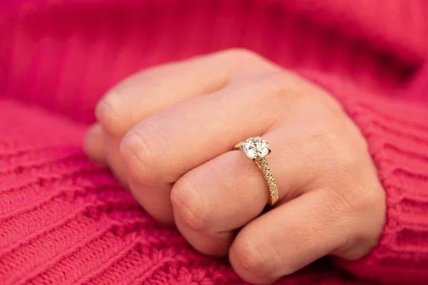 Anel Diamante Casamento Mão Uma Camisola Malha Rosa — Fotografia de Stock