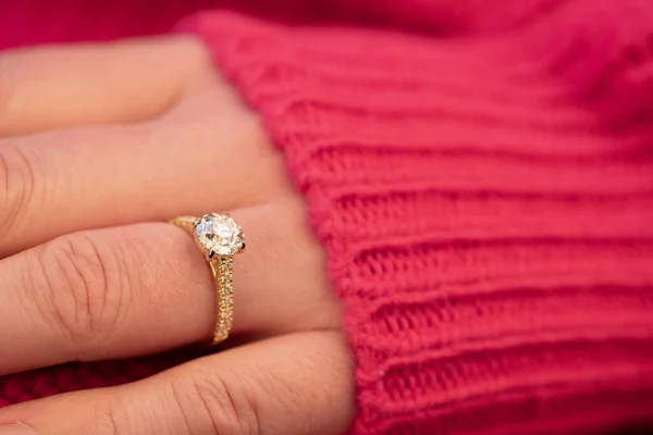 Διαμαντένιο Δαχτυλίδι Στο Χέρι Ένα Ροζ Πλεκτό Πουλόβερ — Φωτογραφία Αρχείου