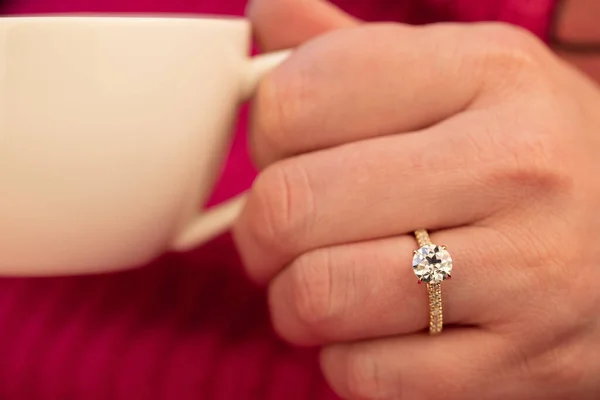 Solitaire Διαμάντι Δαχτυλίδι Στο Χέρι Ένα Ροζ Πλεκτό Πουλόβερ — Φωτογραφία Αρχείου