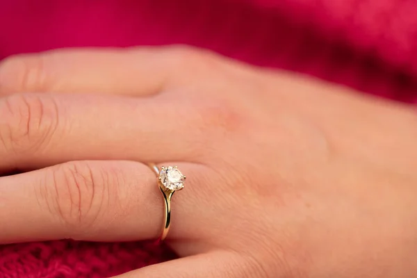 Anel Diamante Noivado Mão Uma Camisola Malha Rosa — Fotografia de Stock
