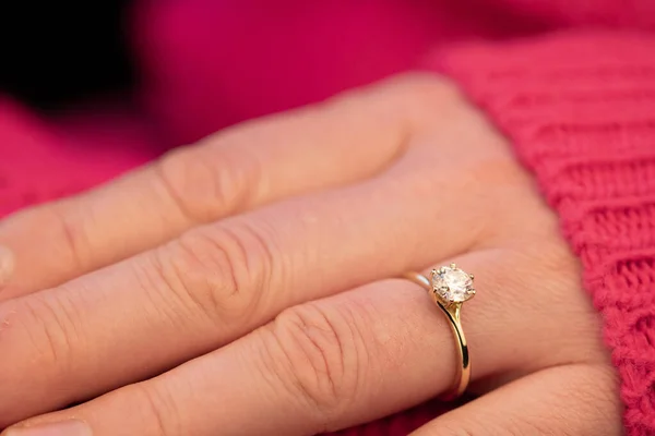 Anillo Diamantes Compromiso Mano Suéter Punto Rosa —  Fotos de Stock