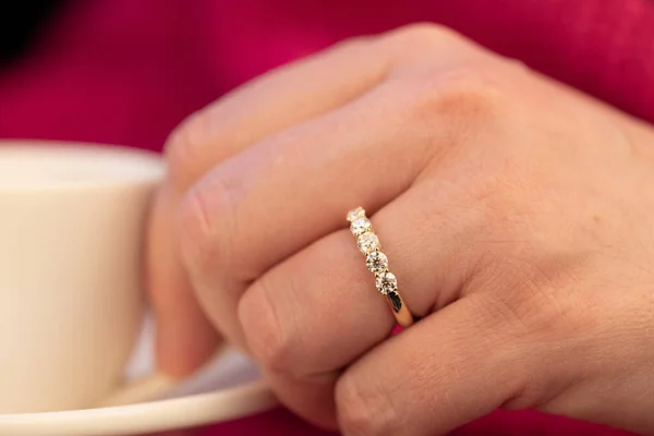 Πέντε Πέτρες Διαμάντι Δαχτυλίδι Στο Χέρι Ένα Ροζ Πλεκτό Πουλόβερ — Φωτογραφία Αρχείου
