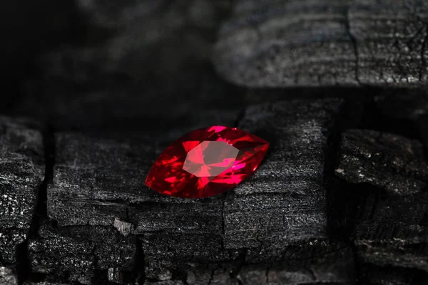 Красный Сапфировый Драгоценный Камень — стоковое фото