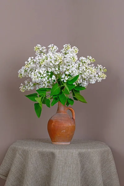 Fleurs Blanches Lilas Dans Une Cruche Terre Cuite — Photo