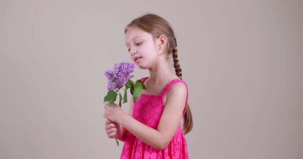 花の花束を持つ少女 — ストック動画