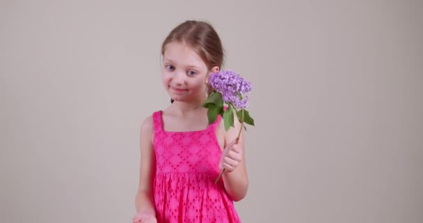Dziewczynka Bukietem Kwiatów — Wideo stockowe
