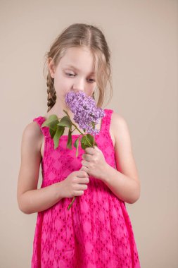 Sarışın Kız Çiçekleri Tutuyor