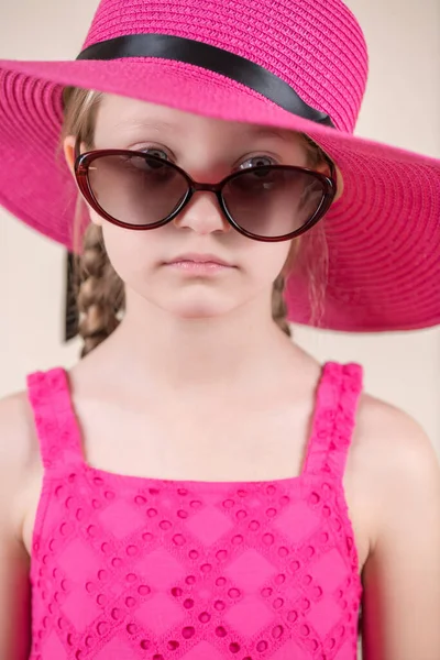 Portret Van Een Schattig Klein Meisje Met Roze Hoed Zonnebril — Stockfoto