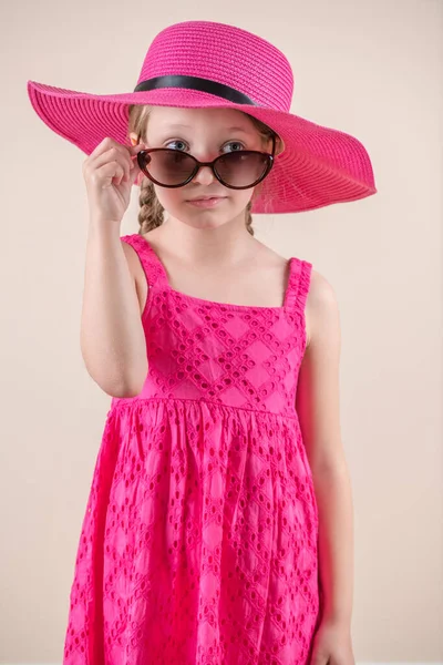 Porträt Des Süßen Kleinen Mädchens Mit Rosa Hut Und Sonnenbrille — Stockfoto