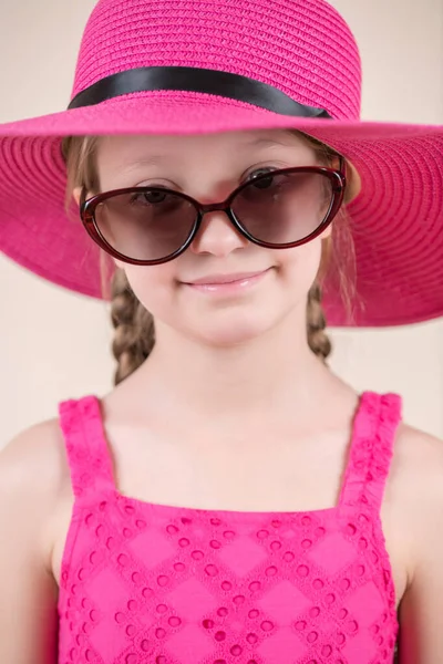 Portrait Mignonne Petite Fille Avec Chapeau Rose Lunettes Soleil — Photo