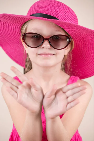 Portret Van Een Schattig Klein Meisje Met Roze Hoed Zonnebril — Stockfoto